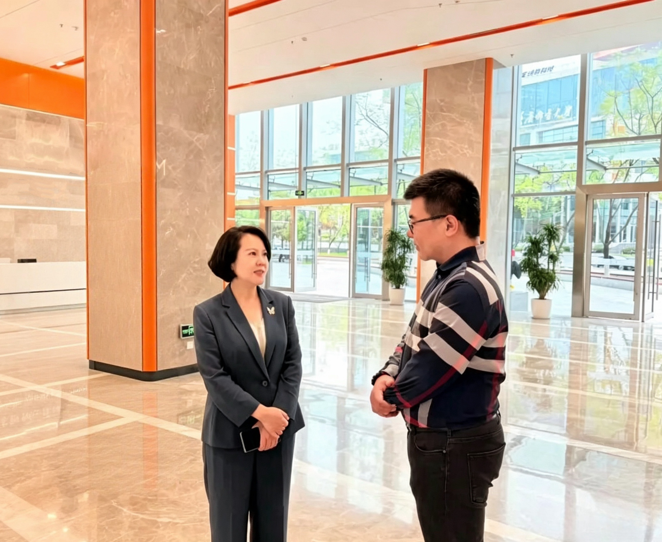 欢迎两江新区区委副书记任丽娟一行莅临我司调研